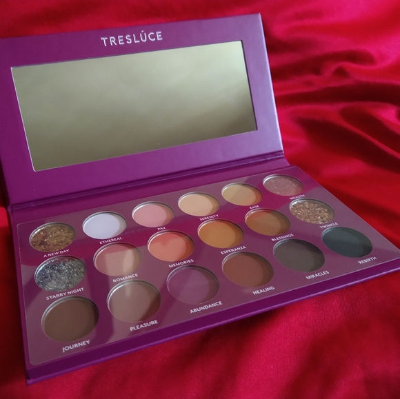 TRESLÚCE BEAUTY Limited Edition Midnight Deseos Eyeshadow Palette - Picture 3 of 3